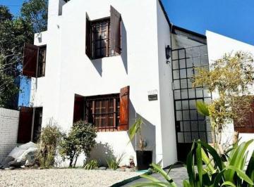 Casa · 205ha · 6 Ambientes · 3 Cocheras · Venta Casa 5 Dorm. en La Plata