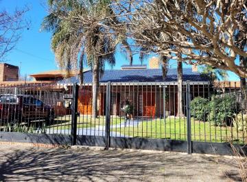 Casa · 240m² · 10 Ambientes · 1 Cochera · Vende Casa 3 Dorm. - B° Tablada Park - Apto Credito