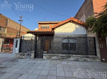 Casa · 145m² · 6 Ambientes · Amplia Casa de 5 Dorm. con Patio en Gerli