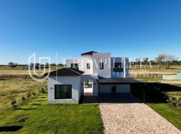 Casa · 214m² · 5 Ambientes · 2 Cocheras · Casa en Venta en Pilara en Tilbury - Urdapilleta Propiedades