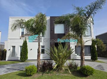 Casa · 300m² · 4 Ambientes · 2 Cocheras · Casa de 300 m² con Gran Piscina y Riego Automático en Barrio Lagos de Canning, con Muy Poco Uso