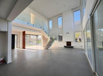 Casa · 249m² · 6 Ambientes · 3 Cocheras · Venta Casa de Categoría de 6 Ambientes en Barrio Privado Las Tipas en Nordelta - Permuta