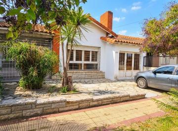 Casa de 3 ambientes, Hurlingham · Venta Casa Castelar 3 Ambientes con Cochera, Pileta y Jardin Apto Credito