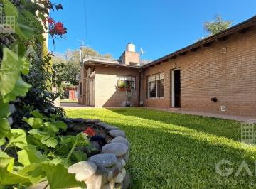 Casa · 139m² · 4 Ambientes · 1 Cochera · Venta Casa Pueblo Esther 3 Dorm. Cochera Pileta y Quincho. Permuta
