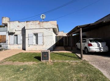Casa · 83m² · 4 Ambientes · 1 Cochera · Casa en Venta en Pehuajo con Patio