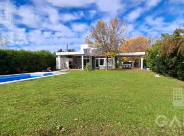 Casa · 270m² · 8 Ambientes · 2 Cocheras · Venta Casa en Fisherton 5 Dorm. 3 Baños Cochera Doble Quincho y Pileta. Apto Credito.