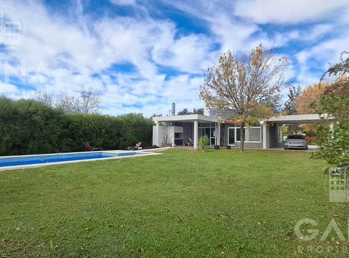 Casa · 270m² · 8 Ambientes · 2 Cocheras