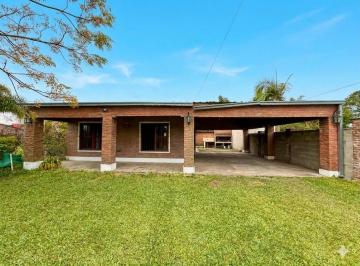 Quinta vacacional · 80m² · 2 Dormitorios · 1 Cochera · Casa Quinta con Pileta y Quincho en Sauce Viejo