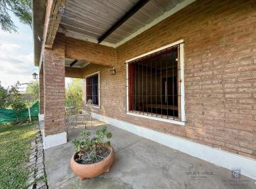 Quinta vacacional · 80m² · 2 Dormitorios · 1 Cochera · Casa Quinta con Pileta y Quincho en Sauce Viejo