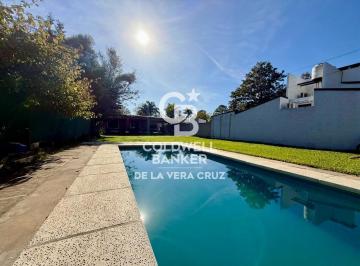 Quinta vacacional · 80m² · 2 Dormitorios · 1 Cochera · Casa Quinta con Pileta y Quincho en Sauce Viejo