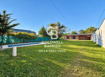 Quinta vacacional · 80m² · 3 Ambientes · 1 Cochera · Casa Quinta con Pileta y Quincho en Sauce Viejo