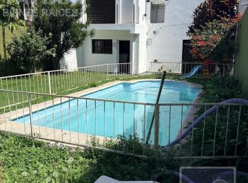 Casa · 200m² · 8 Ambientes · 1 Cochera · ¡Tu Oasis Familiar en Alta Córdoba! Espaciosa Casa de 4 Dorm. con Pileta y Quincho
