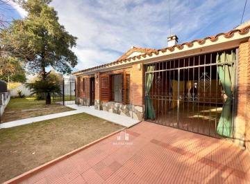 Casa de 9 ambientes, Córdoba · Casa en Venta en Villa Cabrera – Gran Terreno y Excelente Potencial.