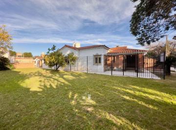Casa de 9 ambientes, Córdoba · Casa en Venta en Villa Cabrera – Gran Terreno y Excelente Potencial.