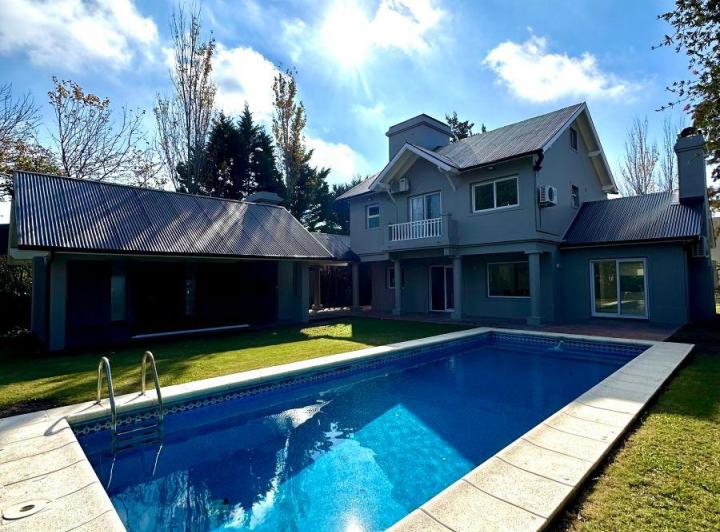 Casa · 300m² · 6 Ambientes