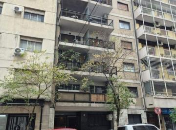 Departamento de 1 ambiente, Caballito · Un Ambiente Muy Amplio Divisible con Balcón Al Frente, Cocina Integrada, Baño Completo con Ducha