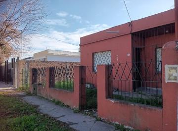Casa · 55m² · 2 Dormitorios · 2 Cocheras · Venta Casa Lote Propio de 300 m² de Terreno 3 Ambientes en San Miguel