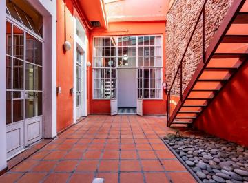 Casa · 175m² · 6 Ambientes · 1 Cochera · Casa con Identidad Propia en Barracas con Terraza, Cochera y Espacios Versátiles