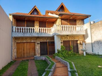Casa · 210m² · 6 Ambientes · 2 Cocheras · Chalet en Temperley Este Carhué y Revol. de Temperley