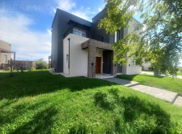 Casa · 170m² · 4 Ambientes · 2 Cocheras · Alquiler Anual Casa 4 Ambientes Parrilla y Pileta San Sebastian a La Laguna