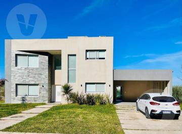 Casa · 220m² · 5 Ambientes · 2 Cocheras · Casa en Venta y Alquiler Anual Amoblada - Barrio Santa Ines, Canning