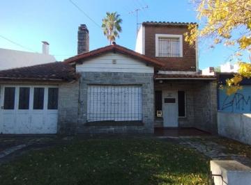 Casa · 140m² · 3 Ambientes · 1 Cochera · Casa Dos Dorm. Venta City Bell con Parque