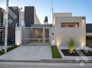 PH · 84m² · 3 Ambientes · 1 Cochera · En Alquiler | PH de 2 Dorm. | Altos de Alberdi | Plottier