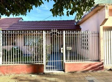 Casa de 3 ambientes, Lomas de Zamora · Casa en Venta - Excelente Ubicación y Comodidad