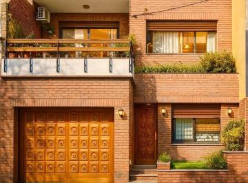 Casa · 216m² · 6 Ambientes · 2 Cocheras · Casa 6 Amb, Cochera, Parrilla y Terraza
