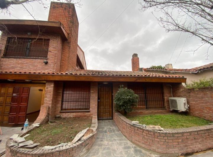 Casa · 180m² · 4 Ambientes · 1 Cochera