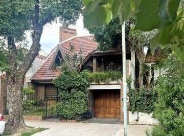 Casa · 232m² · 4 Ambientes · 1 Cochera · Venta Casa 4 Amb Floresta - Gran Patio y Terraza