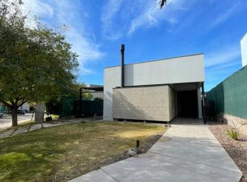 Casa · 202m² · 3 Dormitorios · 2 Cocheras · Casa en Alquiler