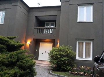 Casa · 256m² · 5 Ambientes · 3 Cocheras · Casa en Venta, barrio Septiembre / Financiada