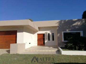 Casa · 200m² · 3 Dormitorios · 2 Cocheras · Casa de Categoria - 3 Dorm. en Rio Tercero