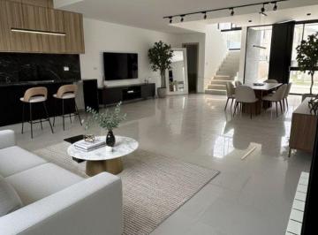Casa de 4 ambientes, Córdoba · Dúplex a Estrenar en La Calandria | 3 Dorm. | Jardín + Asador | Zona Sur