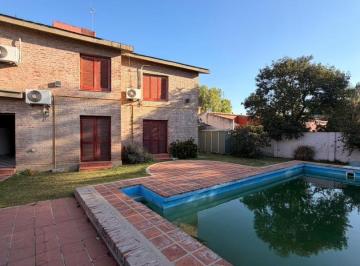 Casa · 219m² · 5 Ambientes · 4 Cocheras · Casa en Alquiler 3 Dorm.. Cuadras de Colegio La Salle