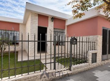 Casa · 141m² · 7 Ambientes · 1 Cochera · Casa 3 Dorm. - Rio Tercero