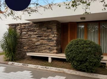 Casa · 164m² · 8 Ambientes · 1 Cochera · Hermosa Casa 2 Dorm. - Villa Zoila - Rio Tercero