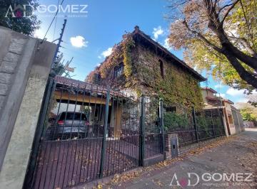 Casa · 127m² · 3 Ambientes · 2 Cocheras · Hermoso Chalet de 3 Amb. en Barrio Holters