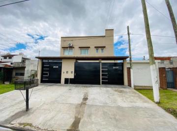 Casa · 85m² · 3 Ambientes · 2 Cocheras · Duplex de 2 Dorm. con Cochera Doble y Parque. Apto Banco.