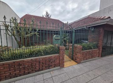 Casa · 124m² · 3 Ambientes · 1 Cochera · Excelente Casa 3 Amb C/garage y Jardin en Lomas Centro!