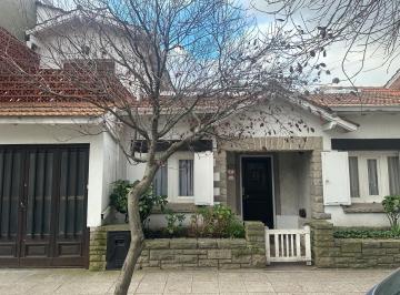 Casa · 204m² · 6 Ambientes · 1 Cochera · Chalet 6amb C Parque y Garage, Ideal Vivienda Y/o Uso Prof
