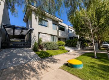 Casa · 300m² · 3 Dormitorios · 1 Cochera · Sd Propiedades Vende Exclusiva Casa en Dalvian – Diseño, Confort y Categoría