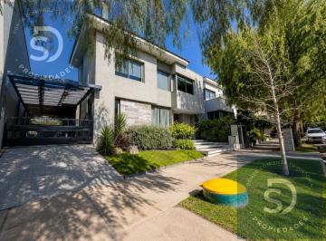 Casa · 300m² · 3 Dormitorios · 1 Cochera · Sd Propiedades Vende Exclusiva Casa en Dalvian – Diseño, Confort y Categoría