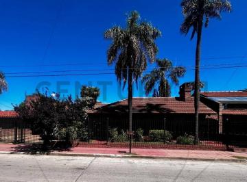 Casa · 331m² · 4 Dormitorios · 5 Cocheras · ¡Gran Propiedad en Venta! Casa + Departamento en B° Granja de Funes