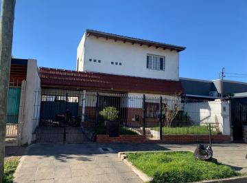 Casa · 132m² · 4 Ambientes · 1 Cochera · Venta Casa 3 Dorm Lumin C/patio Coch V. Ballester