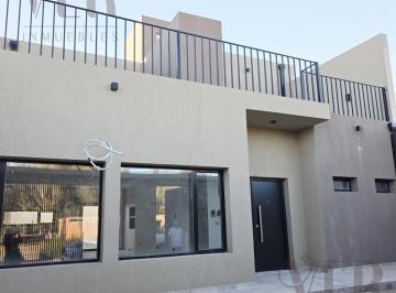 Casa · 155m² · 3 Dormitorios · Venta Casa 3 Dorm, con Piscina, Apto Crédito - Neuquén Capital