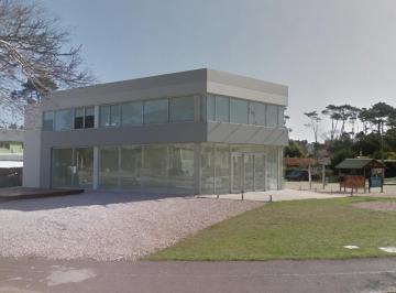 Local comercial · 677m² · Local en Esquina con Amplia Vidriera