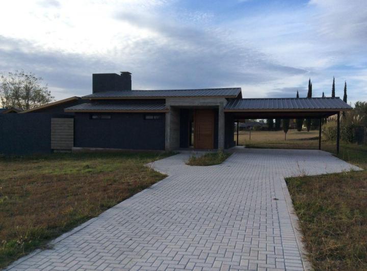 Casa · 210m² · 5 Ambientes · 2 Cocheras