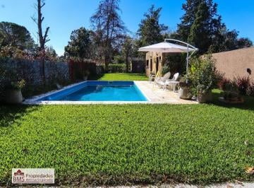 Casa · 247m² · 4 Ambientes · 1 Cochera · Parque Peró